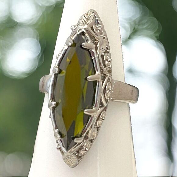 Boutique Cocktail Ring Size 6 Peridot Glass Ornate Setting Green Women's  5T - Picture 3 of 7